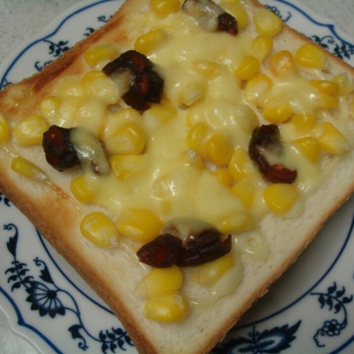 コーンときゅうりのキューちゃんのチーズトースト